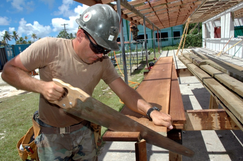 menuisier-FIGANIERES-min_worker_construction_building_carpenter_male_job_build_helmet-893290